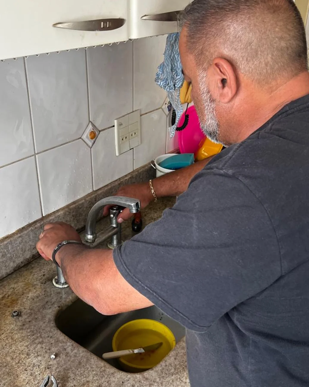 Técnico da RC Hidráulica e Gás realizando conserto de torneira em Ribeirão Preto