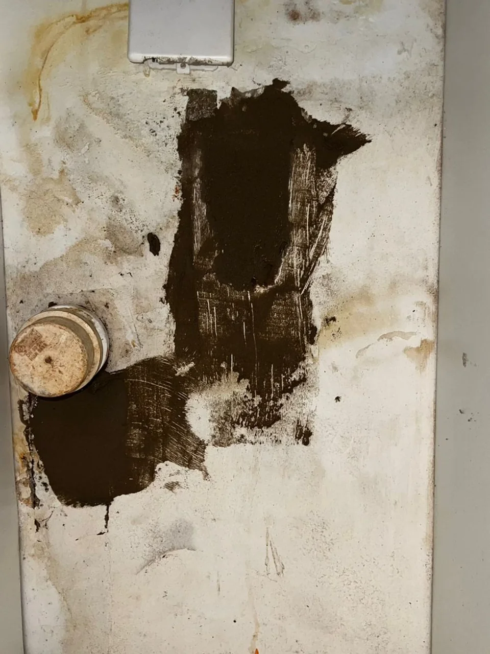 Parede com infiltração e vazamento oculto antes do reparo técnico